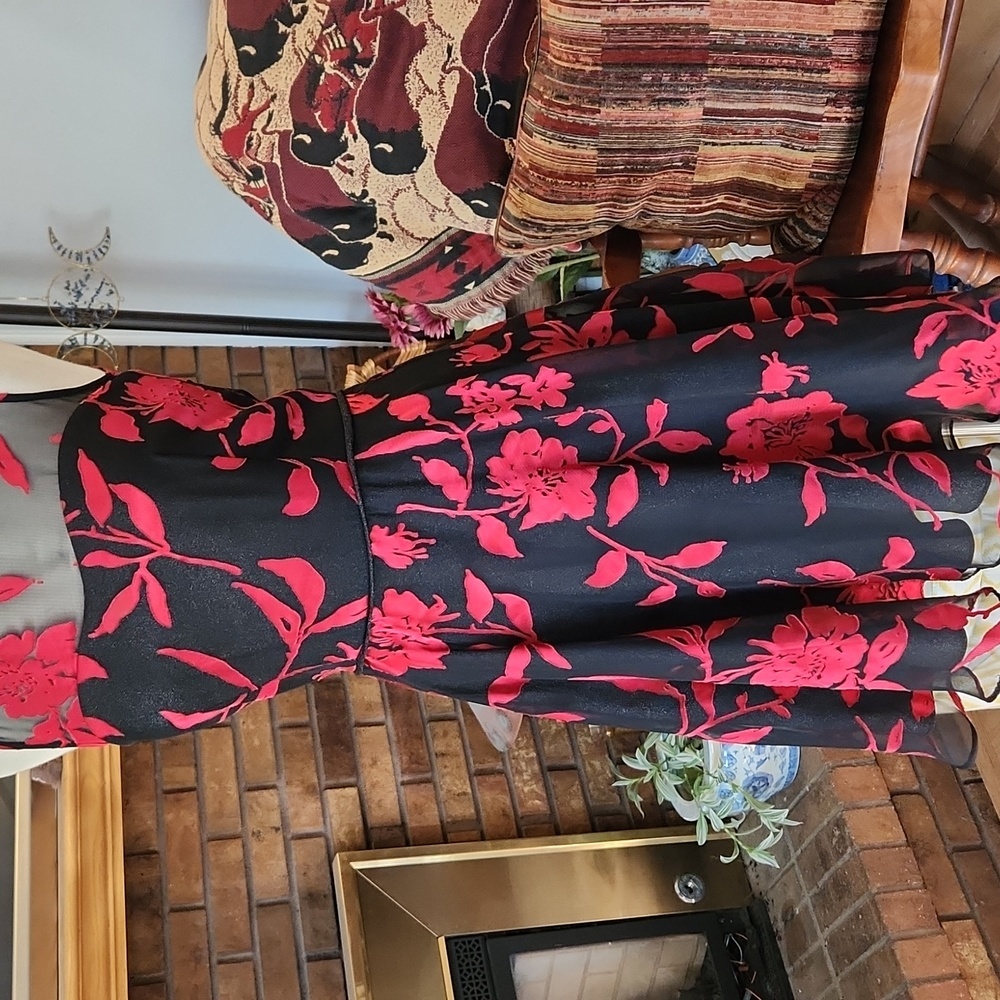 Tahari Arthur S Levine Size 4 Black With Red Floral Dress Sheer Top Layer Midi